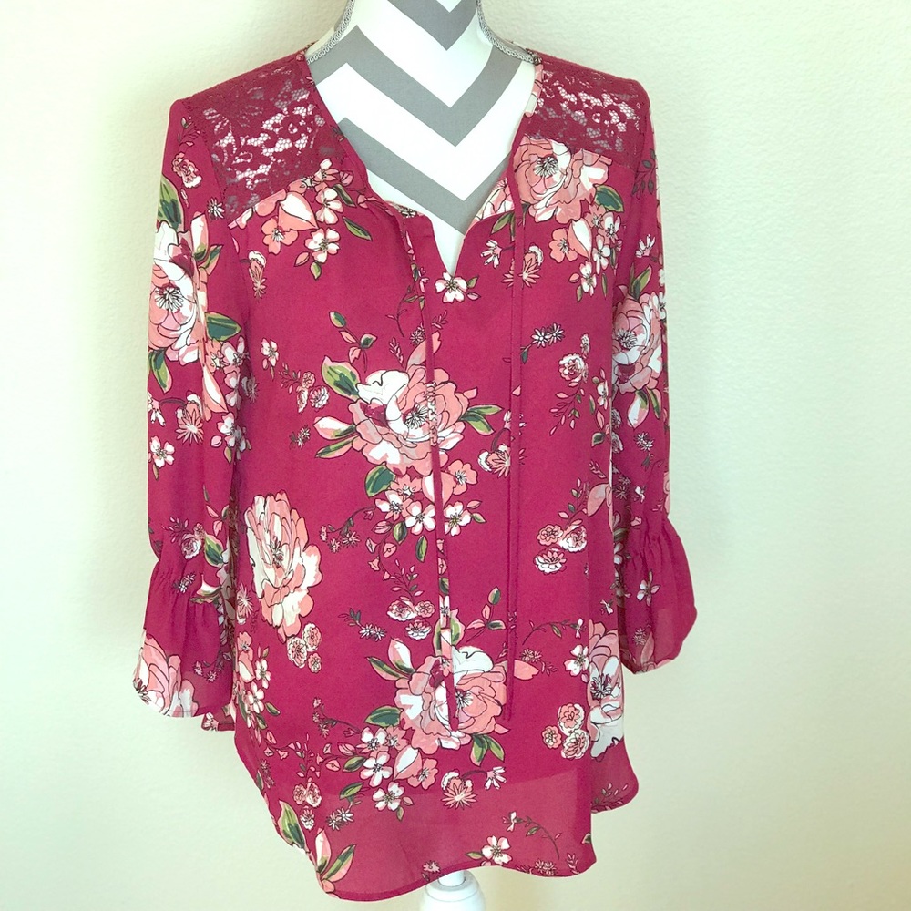 Darling flowered top with lace.  Size MD.